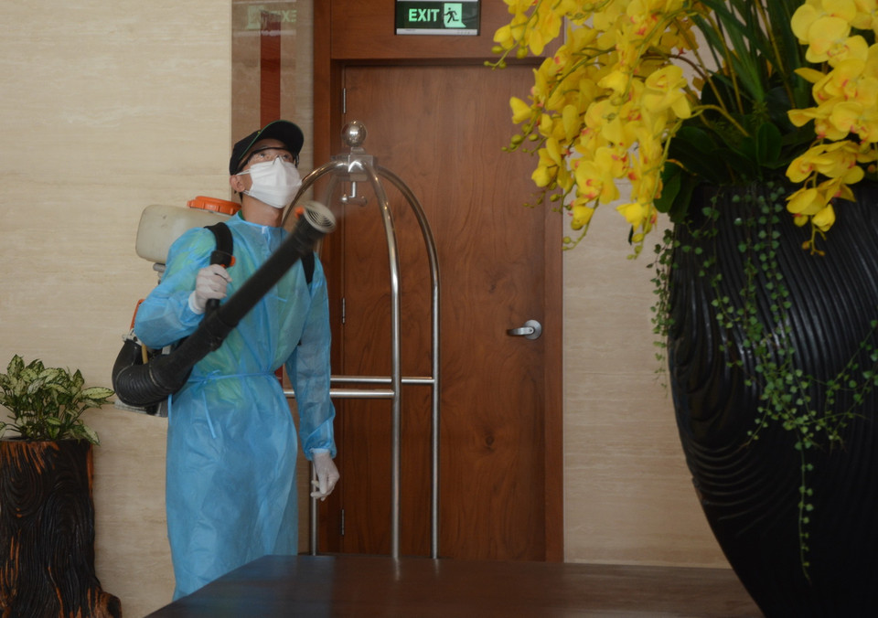 Khách sạn Vanda tiến hành khử trùng ngay sau khi tiễn các du khách được cách ly tại khách sạn rời đi. (Ảnh: Văn Dũng/TTXVN)