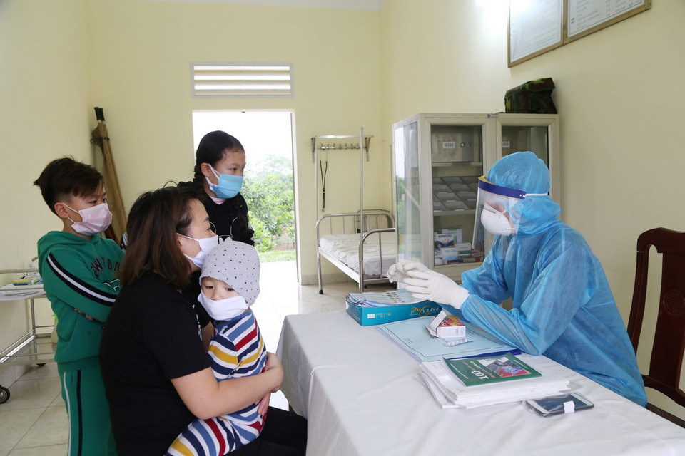 Nhân viên y tế theo dõi, thăm khám sức khỏe hằng ngày cho những người thực hiện cách ly tại các đơn vị quân đội. (Ảnh: Dương Giang/TTXVN)