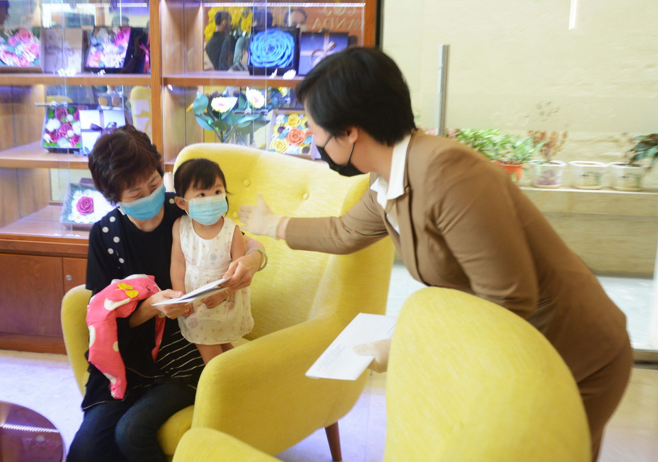 Đại diện Khách sạn Vanda phát giấy chứng nhận hoàn thành cách ly y tế cho các khách được cách ly tại khách sạn. (Ảnh: Văn Dũng/TTXVN)