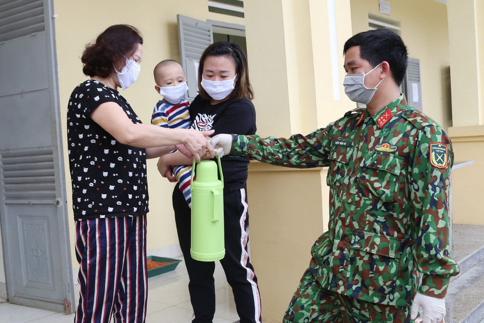 Cán bộ, chiến sỹ Trung đoàn 58, Sư đoàn 308 (Quân đoàn 1) phục vụ nước sinh hoạt và các nhu yếu phẩm cho người thực hiện cách ly tại đơn vị. (Ảnh: Dương Giang/TTXVN)