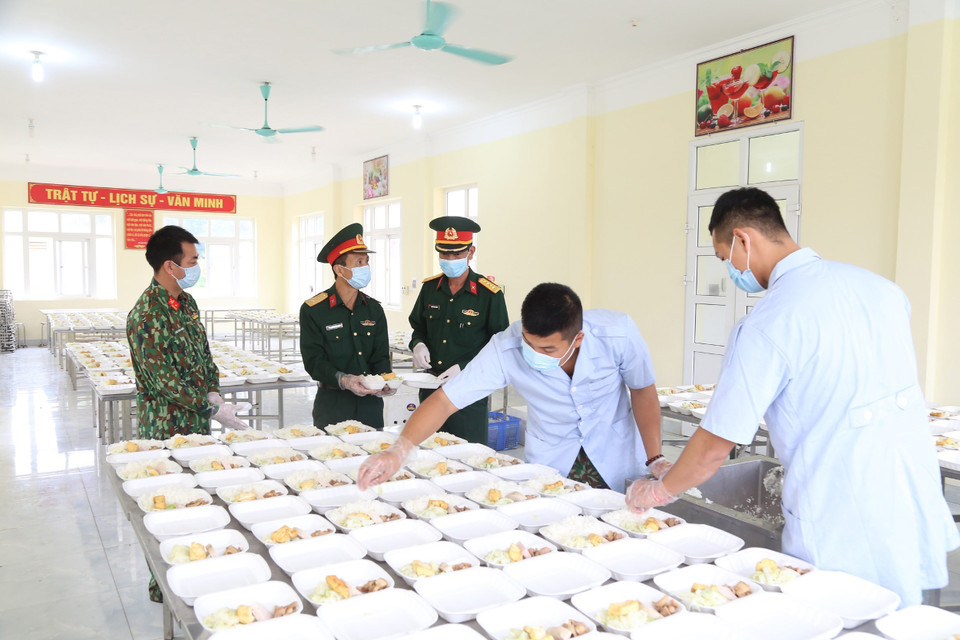 Anh nuôi của các đơn vị quân đội chuẩn bị suất ăn đảm bảo dinh dưỡng cho người thực hiện cách ly tập trung tại các đơn vị quân đội. (Ảnh: Dương Giang/TTXVN)
