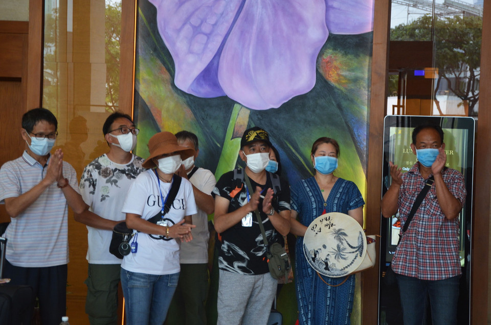 Các vị khách lưu trú được cách ly tại khách sạn Vanda hoàn thành việc cách ly. (Ảnh: Văn Dũng/TTXVN)