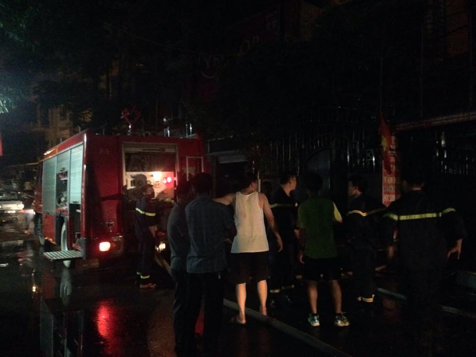  Do quán 2 tầng này làm bằng gỗ, lợp mái cọ nên chỉ trong vòng hơn 10 phút "bà hỏa" đã bao trùm ngôi nhà. (Nguồn: Vietnam+)