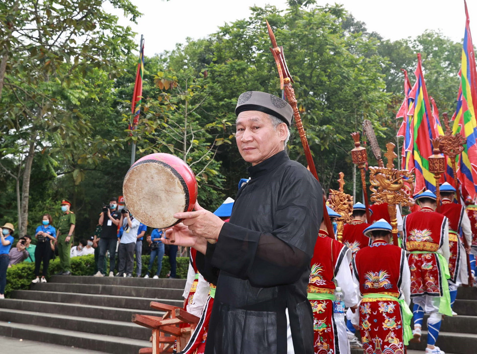 Đoàn rước kiệu dâng lễ vật hương, hoa, bánh chưng, bánh giầy gắn liền với những truyền thuyết về vua Hùng. (Ảnh: Thống Nhất/TTXVN)