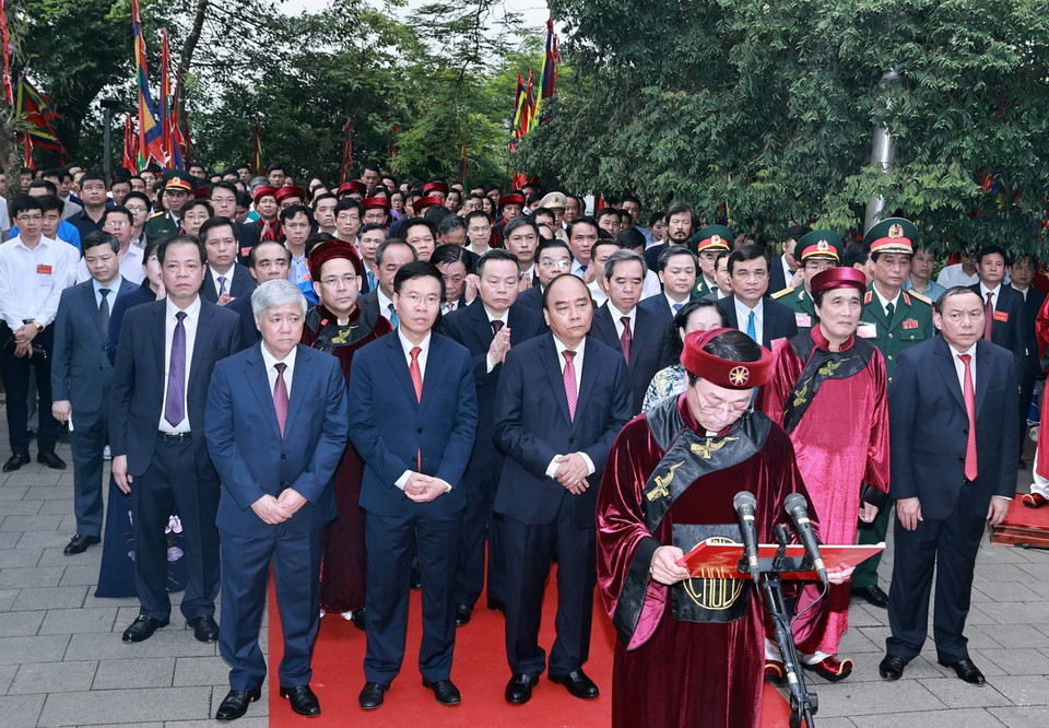 Chủ tịch nước Nguyễn Xuân Phúc và các lãnh đạo đảng, Nhà nước dâng hương tại điện Kính Thiên (đền Thượng). (Ảnh: Thống Nhất/TTXVN)