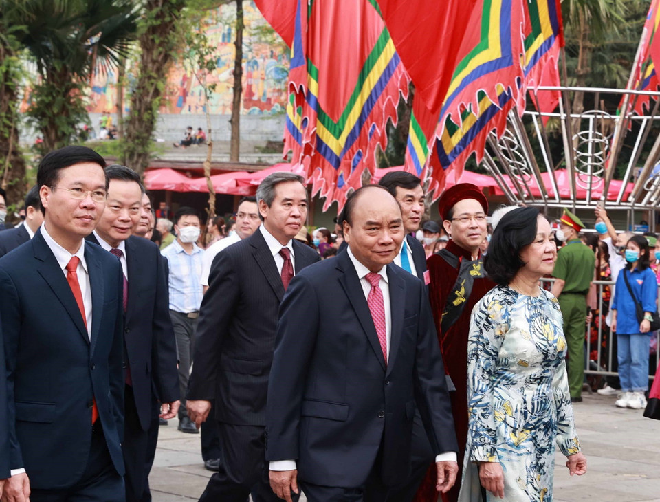 Sáng 21/4, Chủ tịch nước Nguyễn Xuân Phúc và các lãnh đạo đảng, Nhà nước dâng hương tưởng niệm các Vua Hùng nhân dịp Giỗ Tổ Hùng Vương năm Tân Sửu 2021 tại điện Kính Thiên (Đền Thượng) trên đỉnh núi Nghĩa Lĩnh thuộc Khu Di tích lịch sử quốc gia đặc biệt Đền Hùng, tỉnh Phú Thọ. (Ảnh: Thống Nhất/TTXVN)