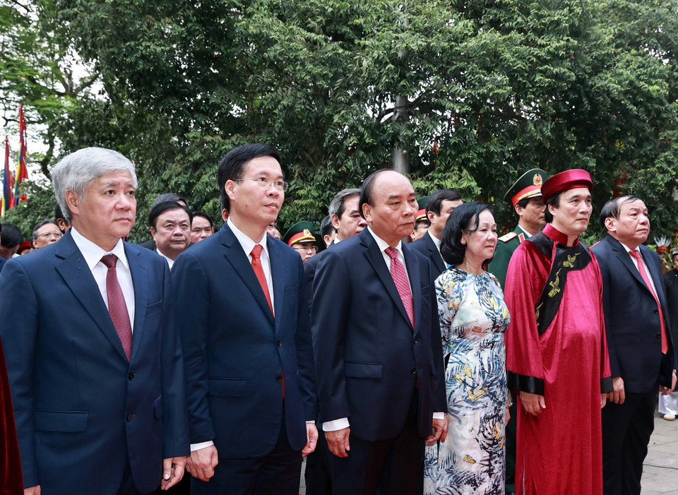 Chủ tịch nước Nguyễn Xuân Phúc và các lãnh đạo đảng, Nhà nước dâng hương tại điện Kính Thiên (đền Thượng). (Ảnh: Thống Nhất/TTXVN)