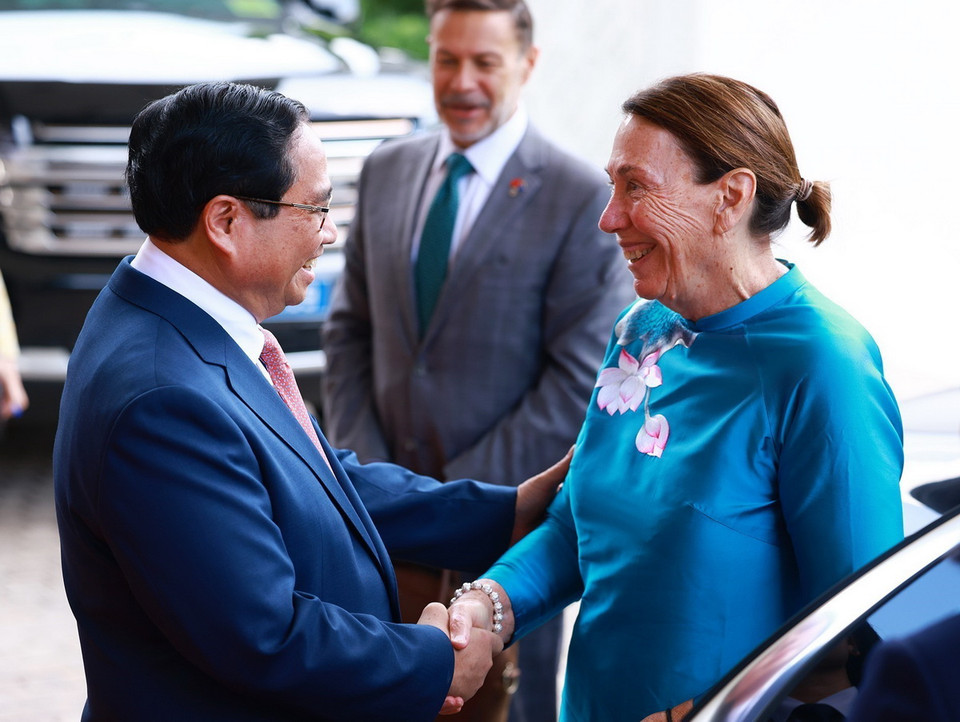 Thủ tướng Phạm Minh Chính đón Chủ tịch Thượng viện Australia Sue Lines. (Ảnh: Dương Giang/TTXVN)