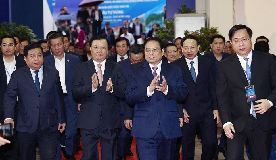 Thủ tướng Phạm Minh Chính và các đại biểu đến Hội nghị triển khai Chương trình hành động của Chính phủ về phát triển vùng Đồng bằng sông Hồng. (Ảnh: Dương Giang/TTXVN)