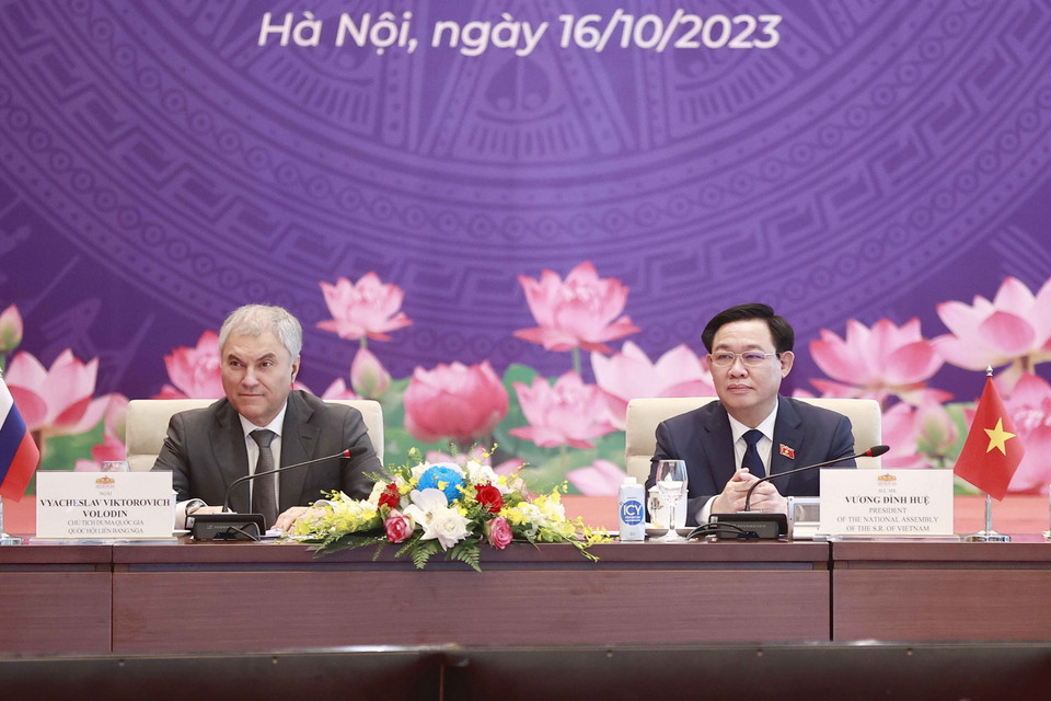 Chủ tịch Quốc hội Vương Đình Huệ và Chủ tịch Duma Quốc gia Quốc hội Liên bang Nga Vyacheslav Viktorovich Volodin chủ trì phiên họp. (Ảnh: Doãn Tấn/TTXVN)