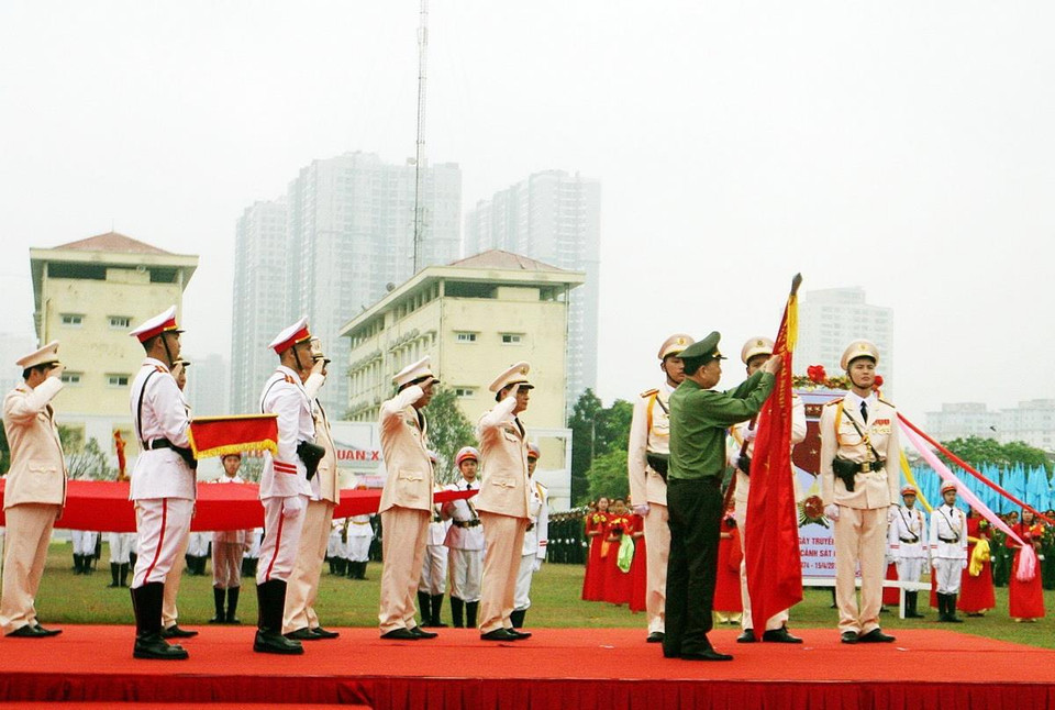  Đại tướng Tô Lâm, Bộ trưởng Bộ Công an, trao tặng Huân chương Quân Công hạng Nhất của Chủ tịch nước cho lực lượng Cảnh sát cơ động tại Lễ kỷ niệm 45 năm Ngày truyền thống. (Ảnh: Nguyễn Dân/TTXVN)