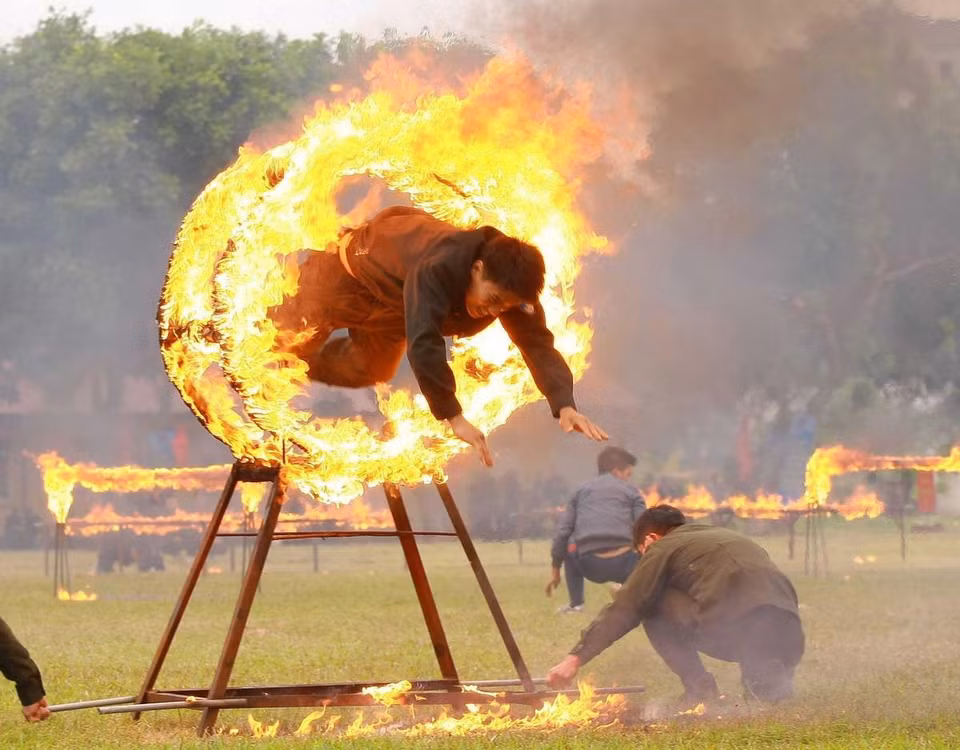 Chiến sỹ Cảnh sát cơ động thuộc Công an Hà Nội luyện tập võ thuật. (Ảnh: Doãn Tấn/TTXVN)