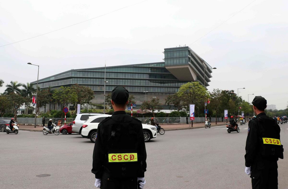 Lực lượng cảnh sát cơ động bảo vệ xung quanh khu vực Khách sạn JW Marriott, nơi ở của Tổng thống Trump và đoàn Mỹ tham dự Hội nghị Thượng đỉnh Mỹ-Triều Tiên lần 2 vào ngày 27-28/2 vừa qua. (Ảnh: Văn Điệp/TTXVN)