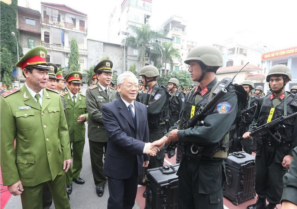 Tổng Bí thư Nguyễn Phú Trọng đến thăm và kiểm tra công tác sẵn sàng chiến đấu của Bộ Tư lệnh cảnh sát cơ động thuộc Bộ Công an. (Ảnh: Trí Dũng/TTXVN)