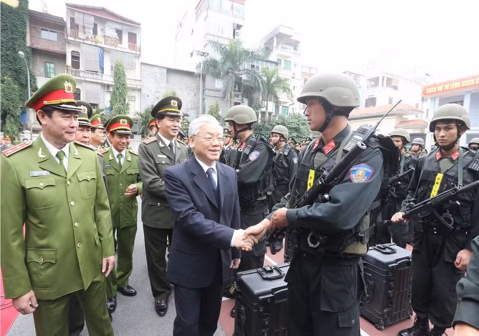 Tổng Bí thư Nguyễn Phú Trọng đến thăm và kiểm tra công tác sẵn sàng chiến đấu của Bộ Tư lệnh cảnh sát cơ động thuộc Bộ Công an. (Ảnh: Trí Dũng/TTXVN)