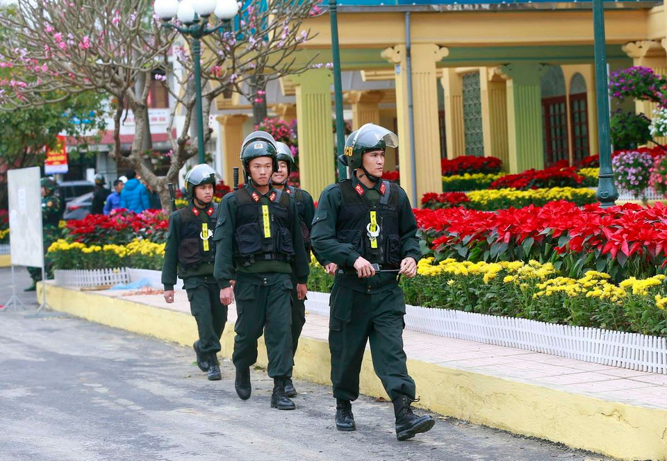  Lực lượng cảnh sát cơ động tuần tra bên ngoài ga Đồng Đăng, tỉnh Lạng Sơn, địa điểm đầu tiên Chủ tịch Triều Tiên Kim Jong-un và đoàn Triều Tiên tới Việt Nam tham dự Hội nghị Thượng đỉnh Mỹ-Triều Tiên lần 2 và thăm cấp Nhà nước Việt Nam vào ngày 25-28/2 vừa qua. (Ảnh: Doãn Tấn/TTXVN)