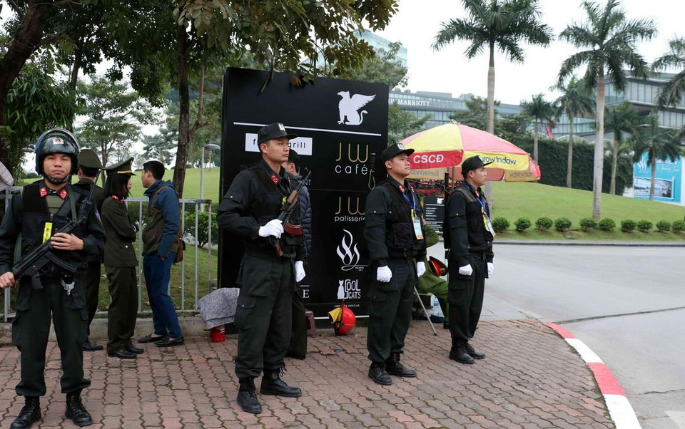  Lực lượng cảnh sát cơ động bảo vệ xung quanh khu vực Khách sạn JW Marriott, nơi ở của Tổng thống Trump và đoàn Mỹ tham dự Hội nghị Thượng đỉnh Mỹ-Triều Tiên lần 2 vào ngày 27-28/2. (Ảnh: Văn Điệp/TTXVN)