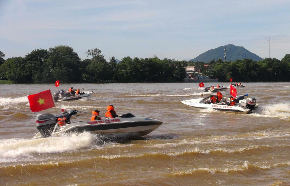 Bộ Tư lệnh Cảnh sát cơ động phối hợp với Công an tỉnh Thừa Thiên-Huế tổ chức diễn tập phòng, chống thiên tai, bão, lũ, tìm kiếm, cứu nạn và đảm bảo an ninh trật tự tại địa bàn tỉnh năm 2015. (Ảnh: Tường Vi/TTXVN)