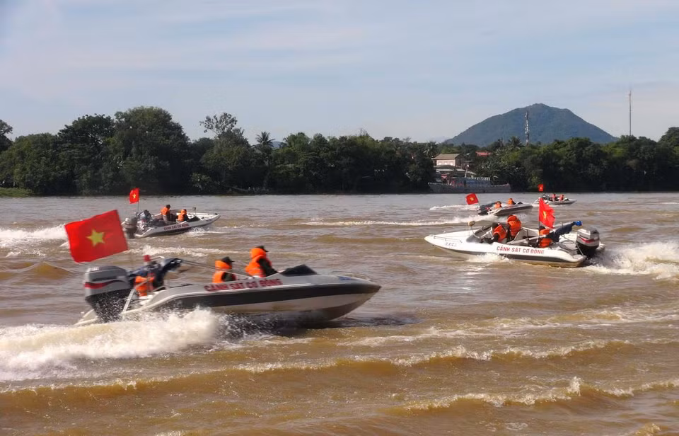Bộ Tư lệnh Cảnh sát cơ động phối hợp với Công an tỉnh Thừa Thiên-Huế tổ chức diễn tập phòng, chống thiên tai, bão, lũ, tìm kiếm, cứu nạn và đảm bảo an ninh trật tự tại địa bàn tỉnh năm 2015. (Ảnh: Tường Vi/TTXVN)