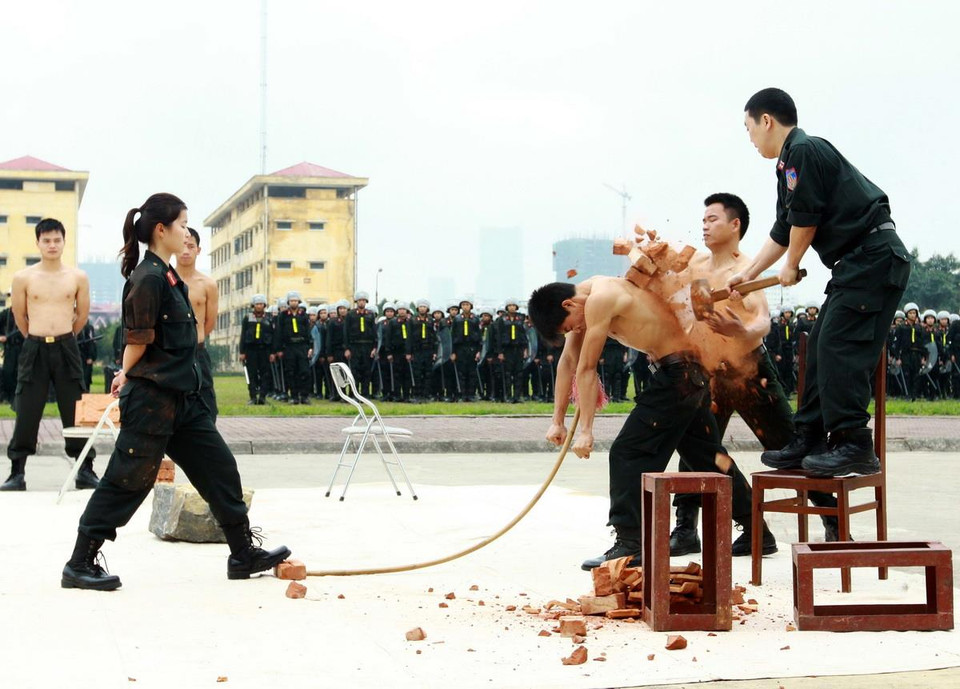 Màn trình diễn Ngự thiết công của chiến sỹ Trung đoàn Cảnh sát cơ động Đông Bắc Bộ. (Ảnh: Doãn Tấn/TTXVN)