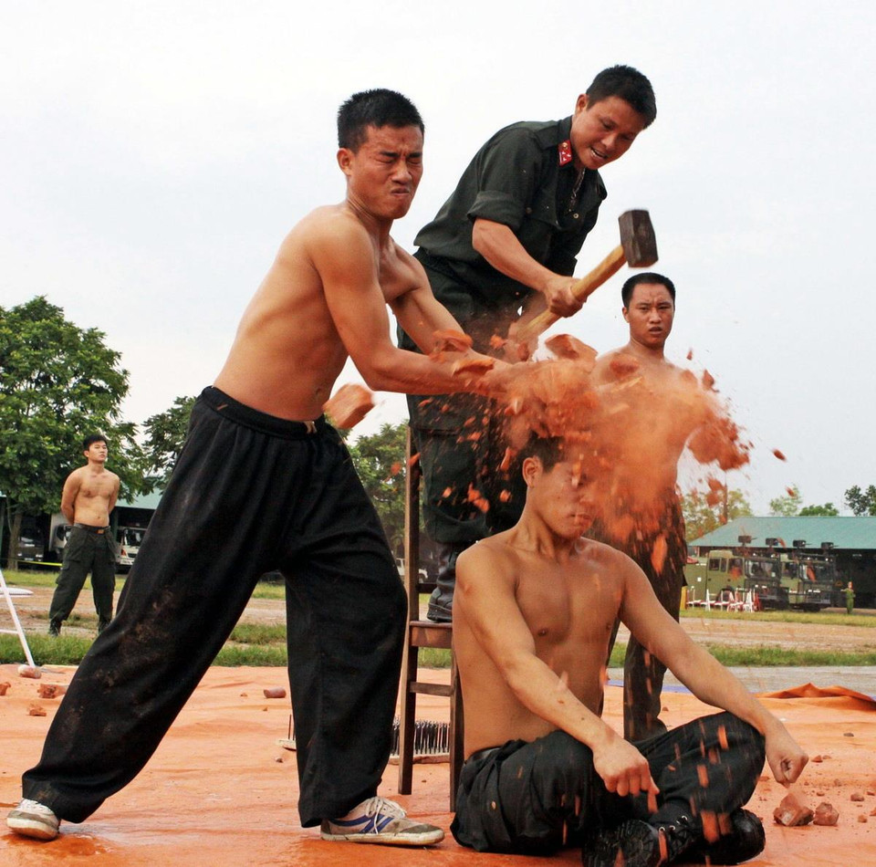 Chiến sỹ Đội đặc nhiệm Trung đoàn Cảnh sát cơ động Đông Bắc Bộ rèn luyện các bài tập khí công, sẵn sàng đáp ứng yêu cầu nhiệm vụ. (Ảnh: Quang Hải/TTXVN)