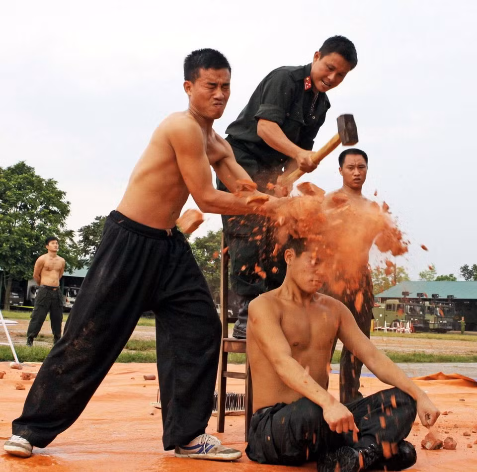 Chiến sỹ Đội đặc nhiệm Trung đoàn Cảnh sát cơ động Đông Bắc Bộ rèn luyện các bài tập khí công, sẵn sàng đáp ứng yêu cầu nhiệm vụ. (Ảnh: Quang Hải/TTXVN)