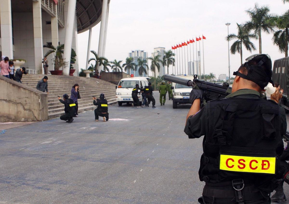 Lực lượng Cảnh sát cơ động Hà Nội diễn tập giải thoát các con tin khỏi bọn khủng bố. (Ảnh: Trọng Đức/TTXVN)