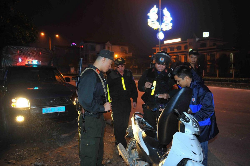 Các chiến sỹ Phòng Cảnh sát cơ động – Công an tỉnh Ninh Bình chuẩn bị trước khi tuần tra đêm, trong dịp Đại lễ Phật đản Liên hợp quốc-Vesak 2019. Ảnh: Minh Đức – TTXVN