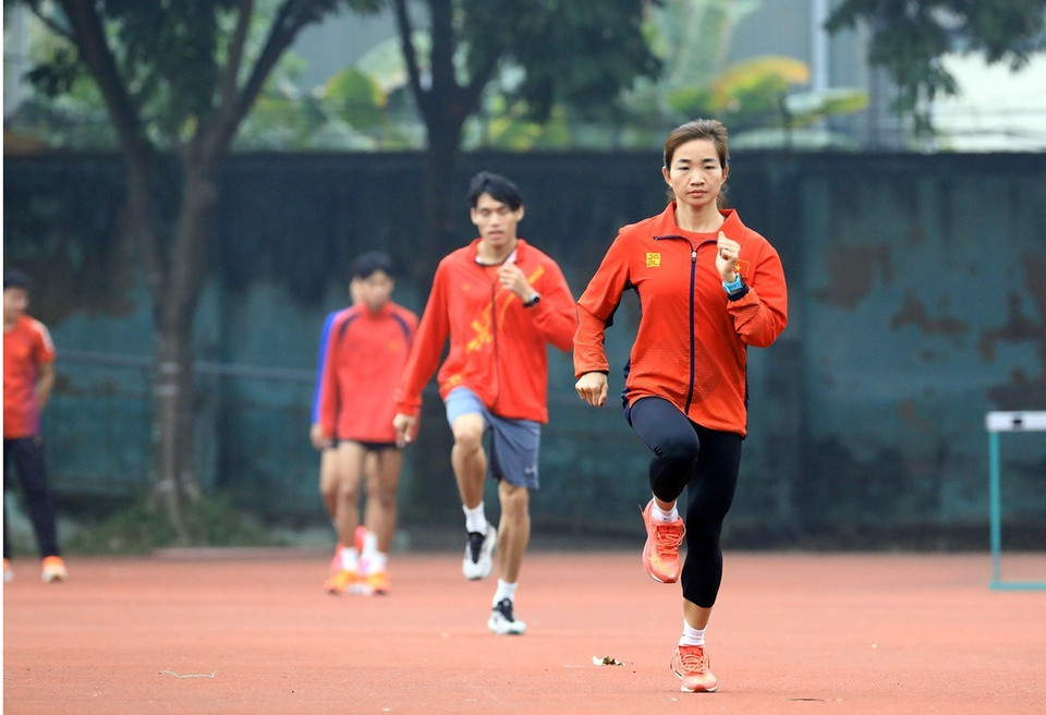 Vận động viên Nguyễn Thị Oanh đang tập luyện cùng các đồng đội tại Trung tâm Huấn luyện thể thao Quốc gia Hà Nội. (Ảnh: Tuấn Anh/TTXVN)