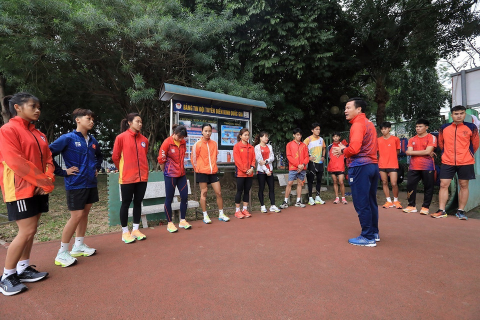 Huấn luyện viên Trần Văn Sỹ chỉ đạo, dặn dò các bài tập đối với các vận động viên trong buổi tập. (Ảnh: Tuấn Anh/TTXVN)