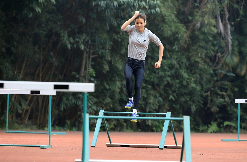 Một vận động viên tập luyện theo giáo án trong bài tập chạy. (Ảnh: Tuấn Anh/TTXVN)