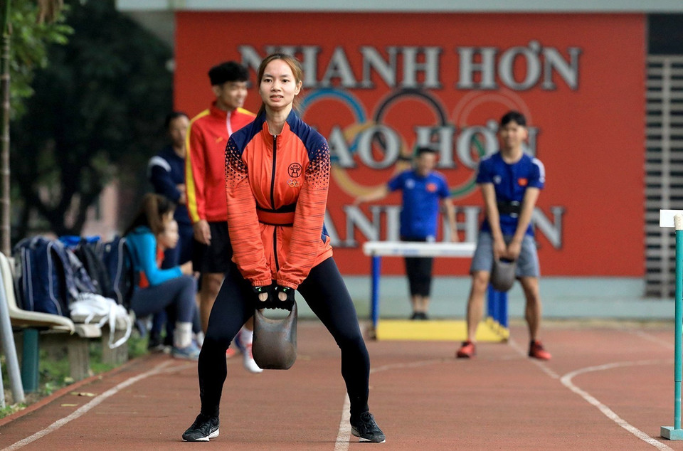 Các vận động viên tập luyện thể lực trước khi bước vào các bài tập thi đấu. (Ảnh: Tuấn Anh/TTXVN)