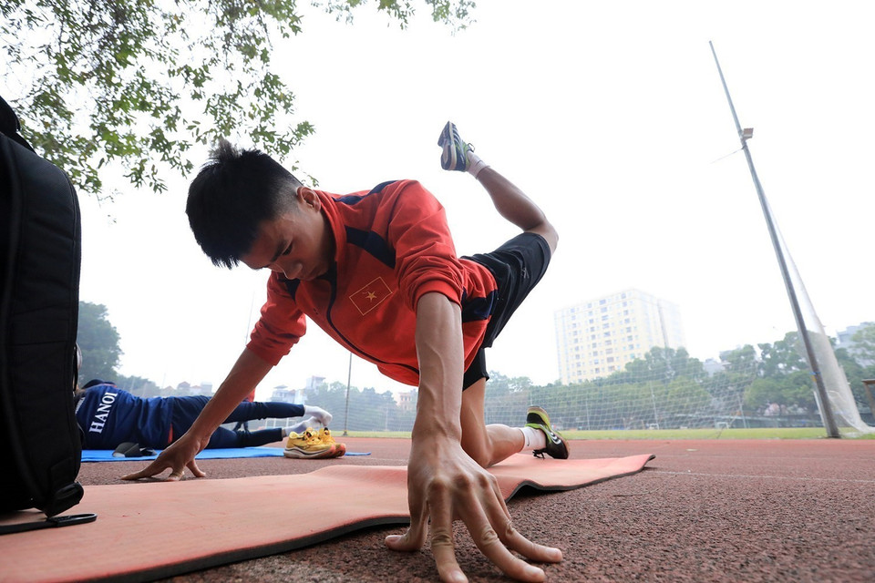 Vận động viên khởi động trước khi vào các bài tập chạy. (Ảnh: Tuấn Anh/TTXVN)