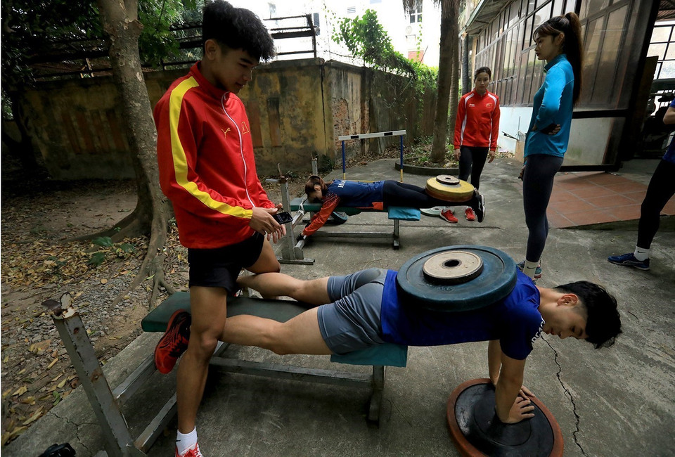 Các vận động viên tổ Nhảy xa tập tạ thể lực tại Trung tâm Huấn luyện thể thao Quốc gia Hà Nội. (Ảnh: Tuấn Anh/TTXVN)