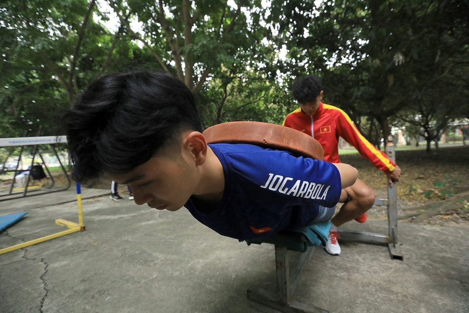 Các vận động viên tổ Nhảy xa tập tạ thể lực. (Ảnh: Tuấn Anh/TTXVN)