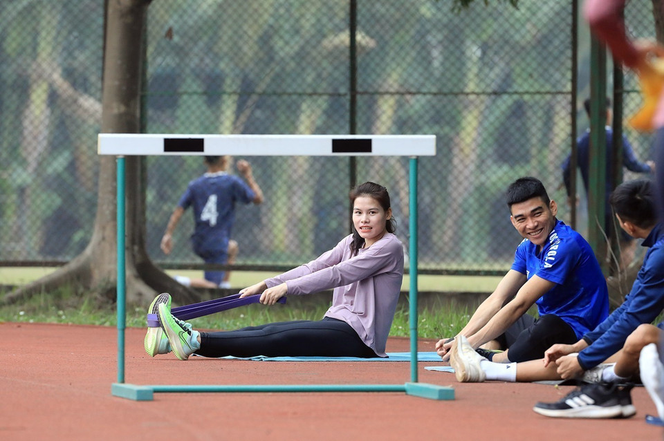 Các vận động viên vui vẻ nói chuyện trong lúc khởi động trước khi vào các bài tập. (Ảnh: Tuấn Anh/TTXVN)