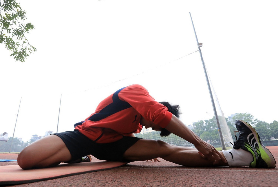 Vận động viên khởi động trước khi vào các bài tập chạy. (Ảnh: Tuấn Anh/TTXVN)