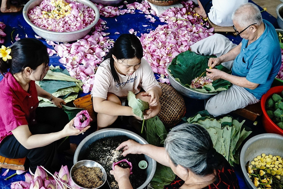 Nghề ướp trà Sen Tây Hồ là một nghề truyền thống có lịch sử rất lâu đời, hiện nay đang được lưu giữ bởi trên 30 gia đình trong phường Quảng An, quận Tây Hồ, đời trước truyền cho đời sau, quy trình ướp trà được thực hiện hoàn toàn bằng phương pháp thủ công. (Ảnh: Khánh Hòa/TTXVN)