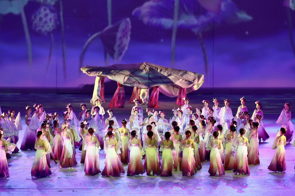  Tiết mục hồn sen Việt trong tổng duyệt trong Lễ khai mạc SEA Games 31. (Ảnh: Quang Hà/TTXVN)