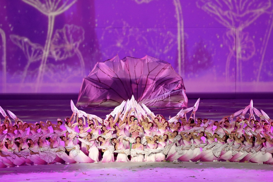 Tiết mục hồn sen Việt.(Ảnh: Quang Hà/TTXVN)