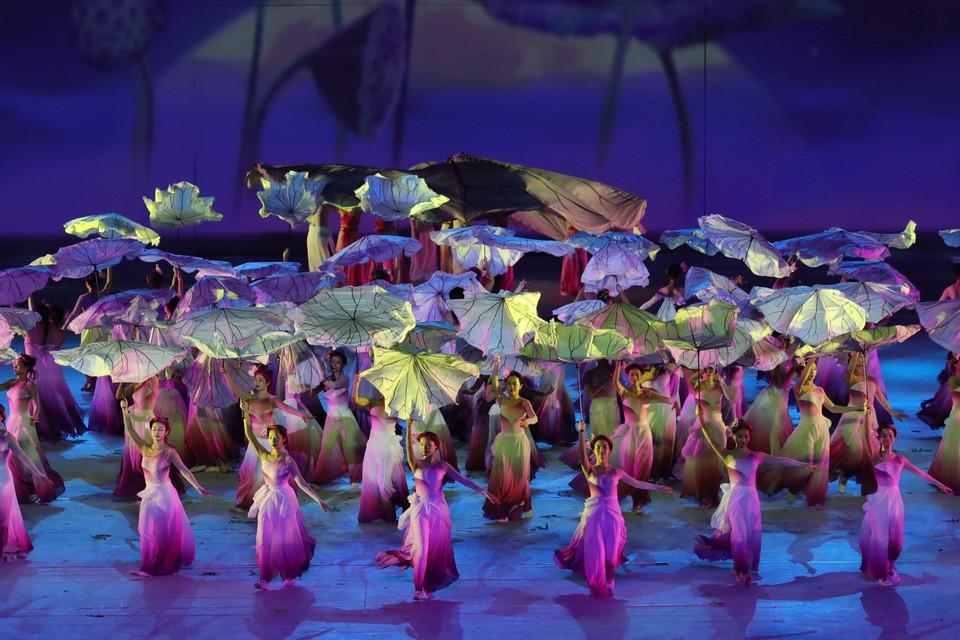 Tiết mục hồn sen Việt với sự tham gia biểu diễn của hàng trăm nghệ sỹ múa. (Ảnh: Quang Hà/TTXVN)