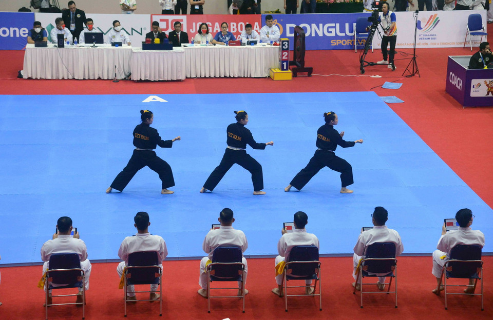 Ba vận động viên Nguyễn Thị Huyền, Nguyễn Thị Thu Hà và Vương Thị Bình thi đấu chung kết nội dung Quyền biểu diễn bộ ba nữ-Regu. (Ảnh: Quang Quyết/TTXVN)