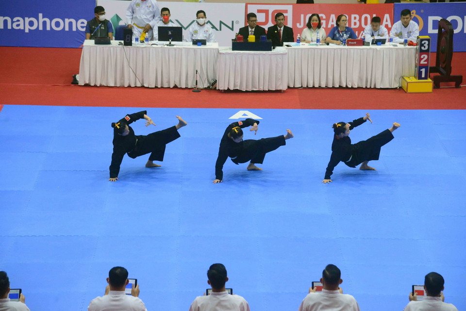 Bộ ba Nguyễn Thị Huyền, Nguyễn Thị Thu Hà và Vương Thị Bình thi đấu chung kết nội dung Regu. (Ảnh: Quang Quyết/TTXVN)