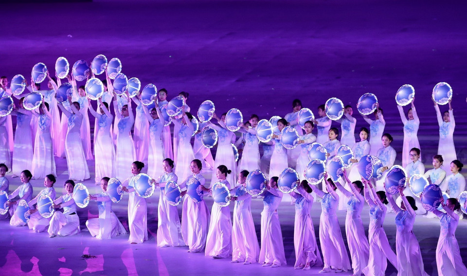 Các nghệ sỹ múa trong tà áo dài truyền thống mang đậm nét văn hóa người Việt Nam. (Ảnh: Quang Hà/TTXVN)