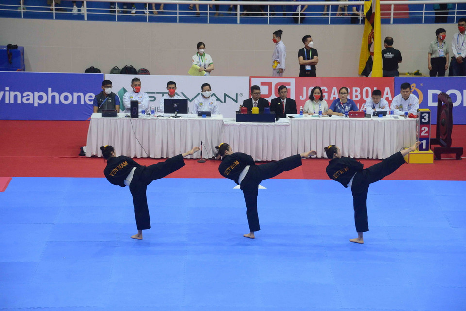 Ba vận động viên Nguyễn Thị Huyền, Nguyễn Thị Thu Hà và Vương Thị Bình thi đấu chung kết nội dung Quyền biểu diễn bộ ba nữ. (Ảnh: Quang Quyết/TTXVN)