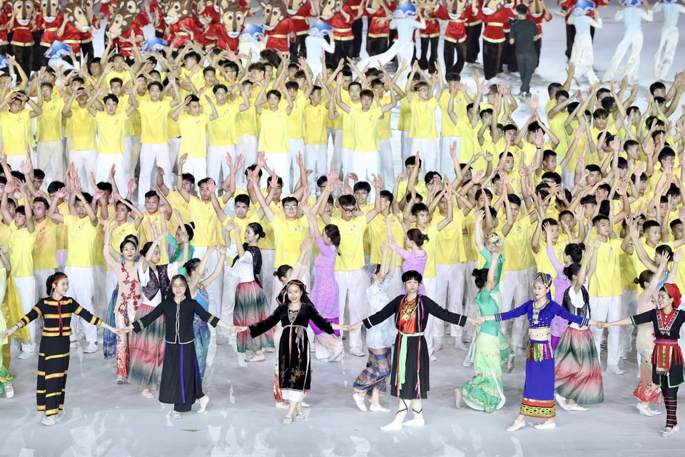 Hình ảnh đoàn kết, đa văn hóa, đa dân tộc được thể hiện phần cuối của chương trình. (Ảnh: Quang Hà/TTXVN)