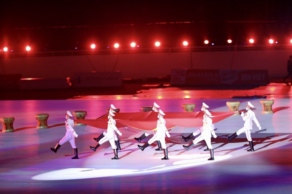  Lễ rước cờ nước chủ nhà tại SEA Games 31. (Ảnh: Quang Hà/TTXVN)
