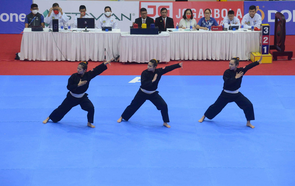 Bộ ba Nguyễn Thị Huyền, Nguyễn Thị Thu Hà và Vương Thị Bình thi đấu chung kết nội dung Regu. (Ảnh: Quang Quyết/TTXVN)