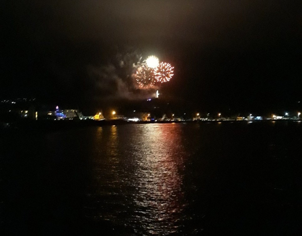 Vào lúc 17 giờ ngày 31/12/2020 (giờ Việt Nam), tiếng chuông chào đón Năm mới đã vang lên ở đảo Tonga, đảo Christmas của Cộng hòa Kiribati và màn pháo hoa rực rỡ đầu tiên xuất hiện tại Tây Samoa (ảnh). (Ảnh: Twitter/TTXVN)