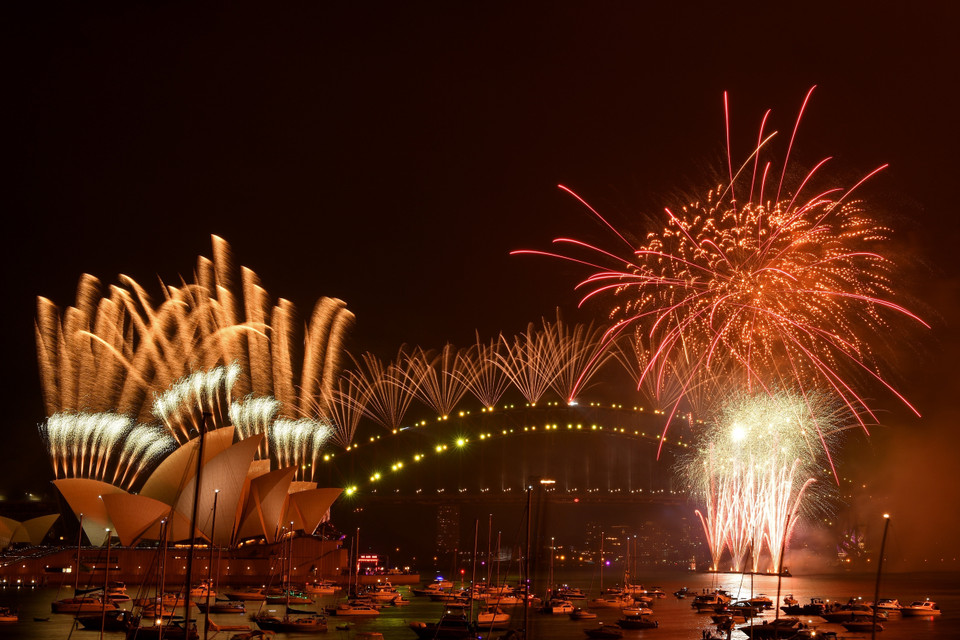 Tại Australia, các thành phố phía Đông gồm Melbourne, Sydney và Canberra sẽ là những nơi đón 2021 đầu tiên ở nước này. Năm nay màn pháo hoa ngoạn mục mừng Năm mới tại thành phố Sydney đã phải thu nhỏ quy mô đáng kể do dịch COVID-19. Ảnh: Pháo hoa mừng Năm mới rực rỡ trên cầu cảng Sydney. (Ảnh: AFP/TTXVN)